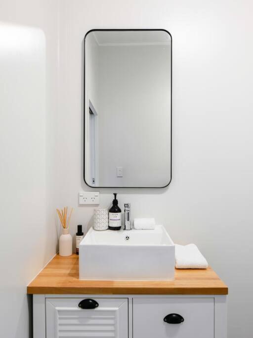 950M To Cbd - Instant Book Tidy Unit Apartment Gisborne Exterior foto